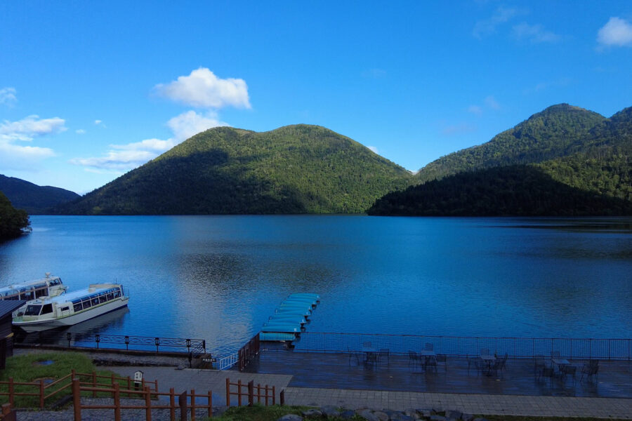 北海道の天空の湖「然別湖」を徹底解説!話題の湖底線路や然別湖畔温泉ホテル風水なども紹介 | BESTTRAVEL(ベストトラベル)