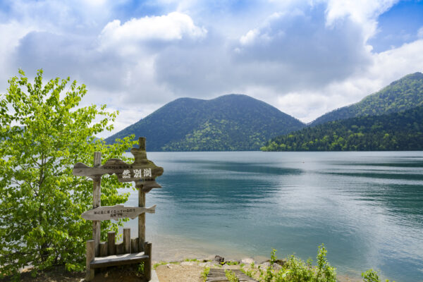 北海道の天空の湖「然別湖」を徹底解説！話題の湖底線路や然別湖畔温泉ホテル風水なども紹介