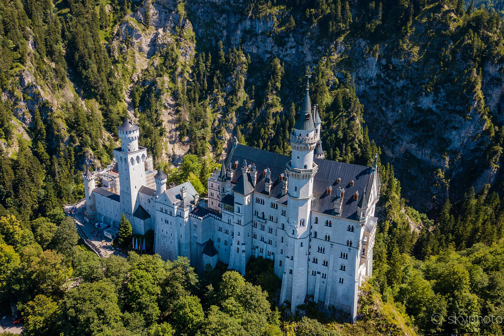 雄大な自然の中に佇む 美しい白亜の古城「ノイシュバンシュタイン城