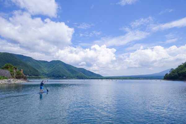 【体験レポート】本栖湖のSUPが想像以上だった！8月に家族でマイSUPを持ち込んで漕いだ感想と、関東から行けるSUPスポット