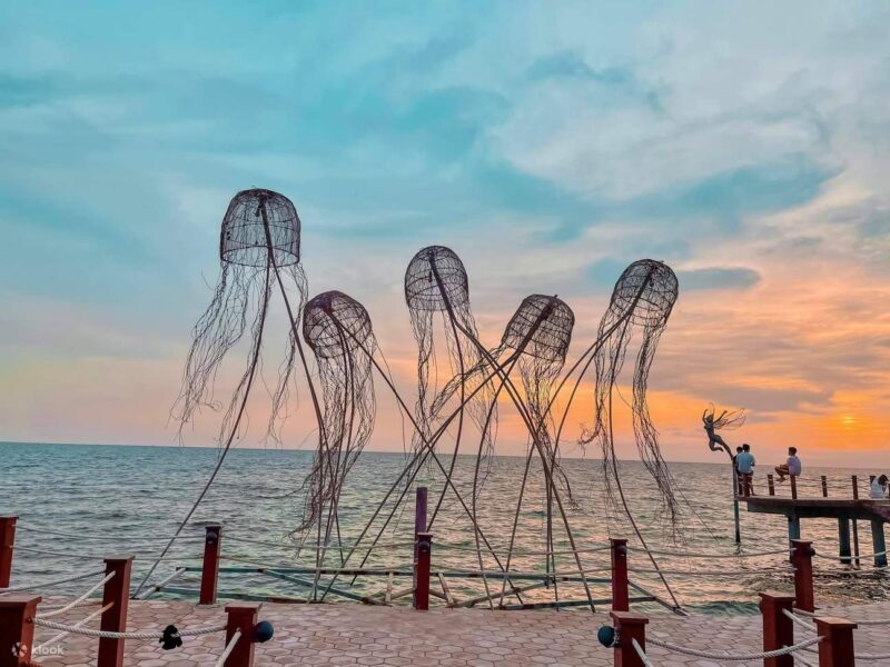7. Sunset Sanato Beach Club：夕陽とアートオブジェのビーチクラブ